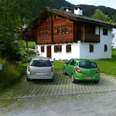 Casa Ravinatscha فندق *